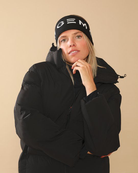 Bandeau EVER GEM Noir porté avec une tenue d'équitation – Automne Hiver 2026