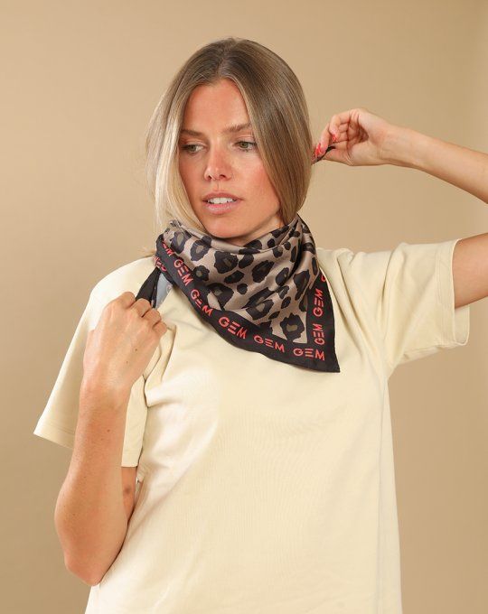Foulard Léopard GEM Équitation porté autour du cou