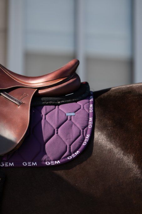 Détail du tapis LOVE GEM Équitation Prune avec bordure logo GEM
