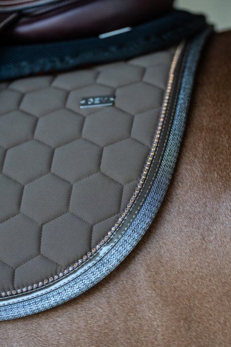 Détail strass et bord pailleté du tapis ATLAS GEM Brownie