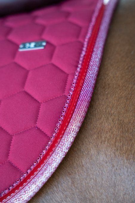 Détail des finitions du tapis ATLAS GEM Équitation Cerise