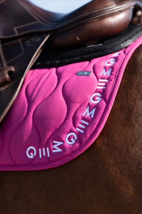 Détail logo blanc du tapis ESSENTIEL GEM Équitation Rose Magenta