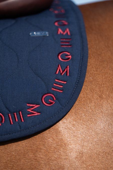 Détail logo Bordeaux du tapis ESSENTIEL GEM Équitation Bleu Marine