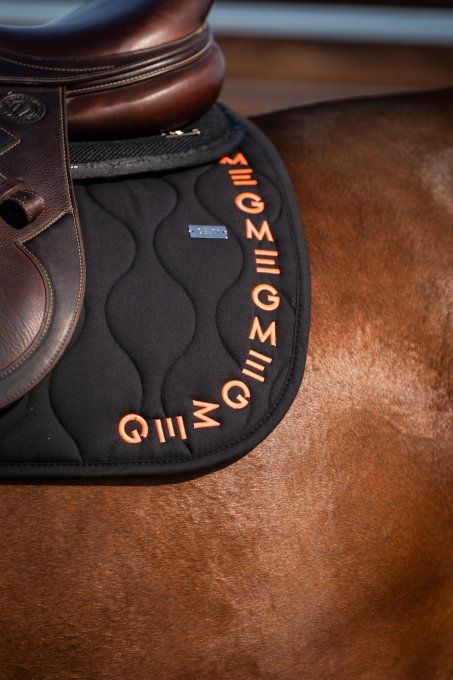 Détail logo Corail du tapis ESSENTIEL GEM Équitation Noir