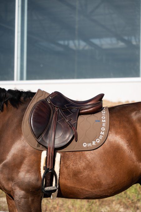apis ESSENTIEL GEM Équitation Tiramisu logo Écru porté – 2026