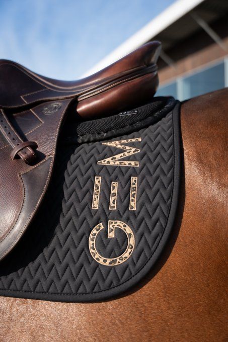 Détail logo léopard du tapis TEN GEM Équitation noir 2026